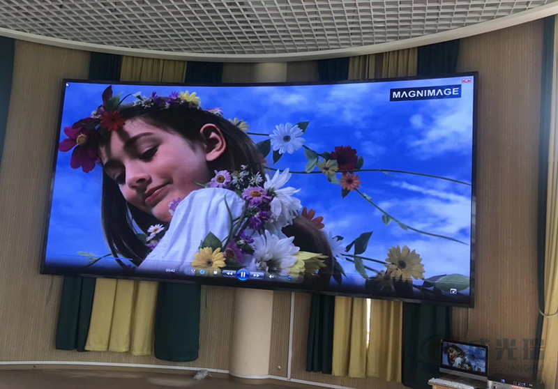 葫蘆島武漢蔡甸某幼兒園高清內(nèi)弧LED顯示屏